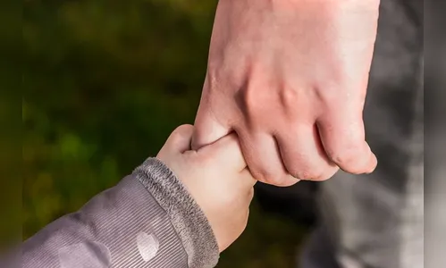 Mulher bêbada é flagrada na rua à noite com filho de dois anos