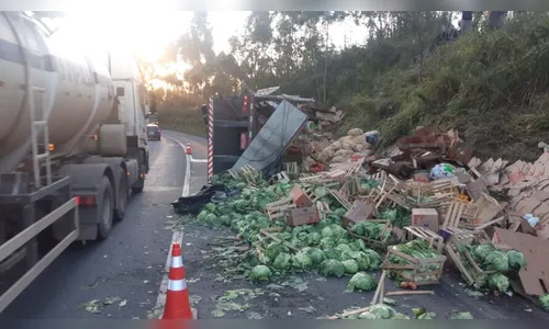 Caminhão tomba na BR-376 e carga de hortifrúti é saqueada no PR