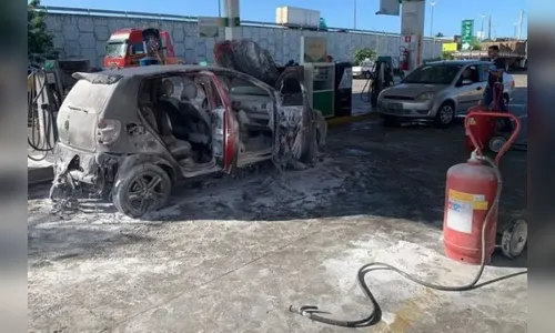 Carro com três mulheres explode em posto de combustíveis; veja o vídeo