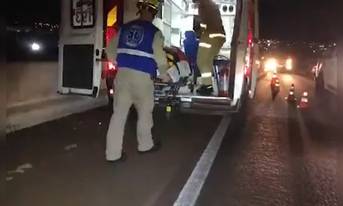 Mulher pula de carro em movimento na BR-277 no Paraná