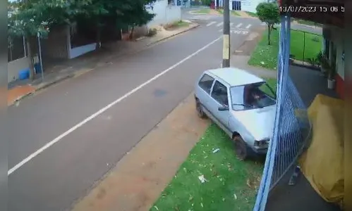 Motorista bêbado bate carro contra sede dos Bombeiros no PR; vídeo