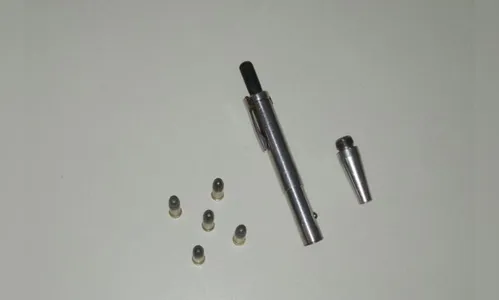 Homem suspeito de violência doméstica é flagrado com caneta-revólver