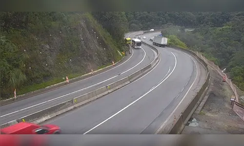 Vídeo mostra ônibus sem freio jogando caminhão para fora da BR-376