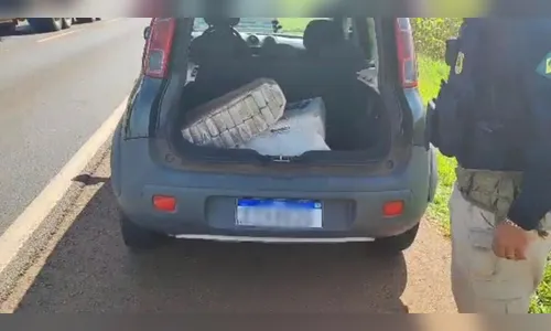 PRF aborda carro roubado e encontra quilos de drogas; vídeo