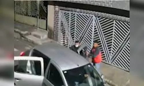 Com arma apontada para cabeça, PM reage a assalto e atira em ladrões