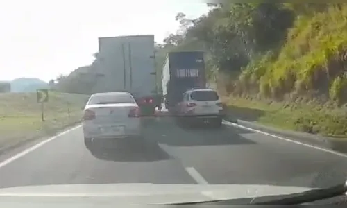 Vídeo mostra ciclista sendo prensado por caminhões na Via Dutra; veja