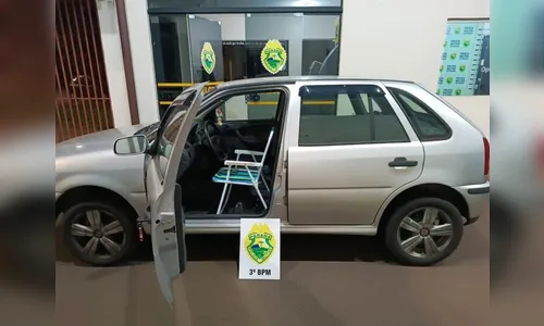 Motorista embriagado é preso conduzindo veículo com cadeira de praia