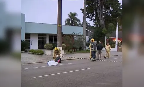 Caminhão derruba fios e causa a morte de motociclista; veja flagrante