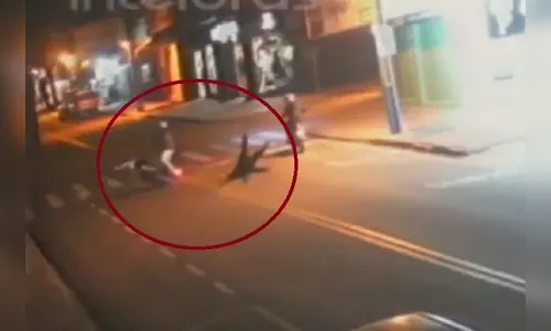 Dupla tenta empinar moto e cai em avenida de Maringá; veja flagrante