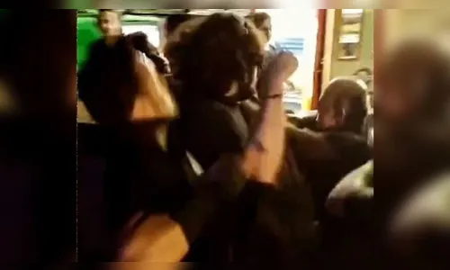 Homem faz saudação nazista em show do Sepultura e é espancado; vídeo