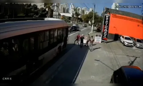 Homem brinca com amigo, corre para rua e é atingido por ônibus; vídeo