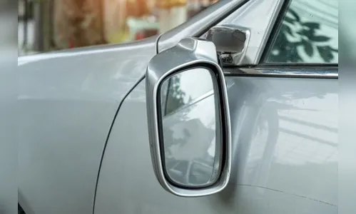 Mulher se desentende com o ex-marido e chuta retrovisor do carro