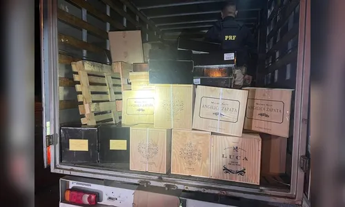 PRF apreende 180 garrafas de vinho de origem estrangeira no PR