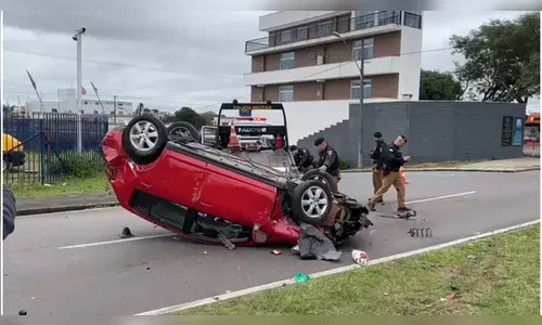 Carro de família capota após ser atingido por veículo que fugia da PM
