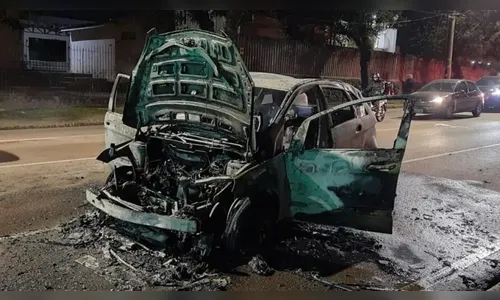 Carro pega fogo, fica completamente destruído e bloqueia via no PR