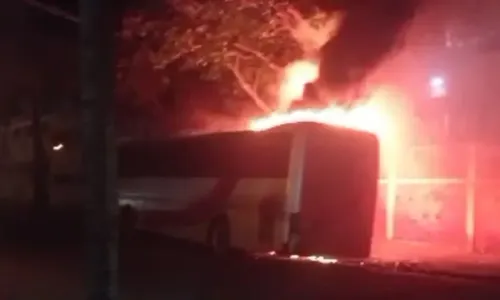 Ônibus é incendiado no centro de Paraíso do Norte; veja o vídeo