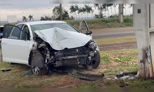 Bandidos roubam carro e colidem em poste durante fuga; veja vídeo