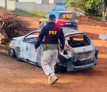 PRF recolheu veículo incendiado em Apucarana