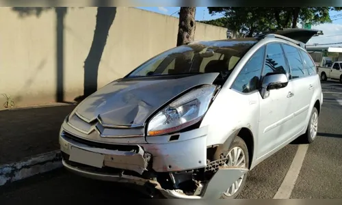 Engavetamento envolve três carros na 