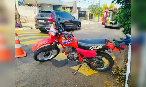 Após pneu estourar, moto atinge veículo em Apucarana