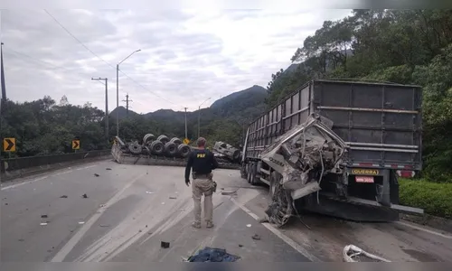 Caminhão tomba na BR-376 e via fica interditada no Paraná