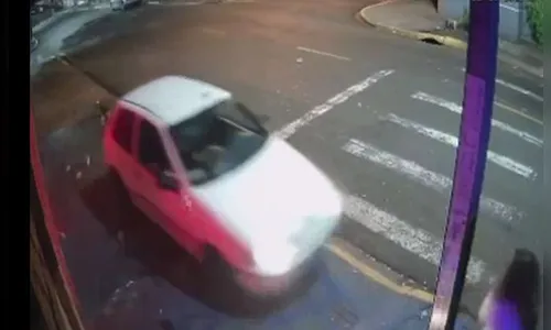 Motorista invade calçada e poste 