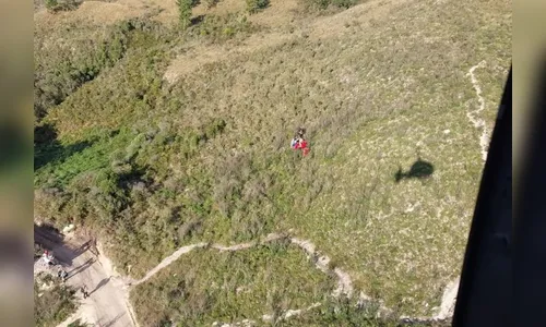 Homem cai de parapente e é resgatado de helicóptero no Paraná; vídeo