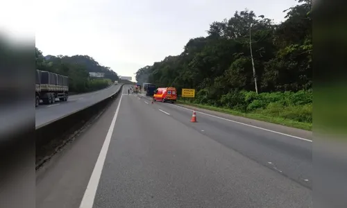 Caminhão pega fogo e bloqueia parcialmente a BR-376