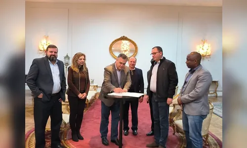 Beto Preto assina ordem de serviço de reforma do Ciretran de Apucarana