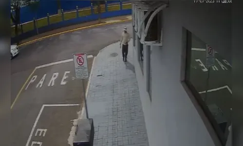 Ladrão furta cartão e depois deixa carteira na maçaneta de carro; veja