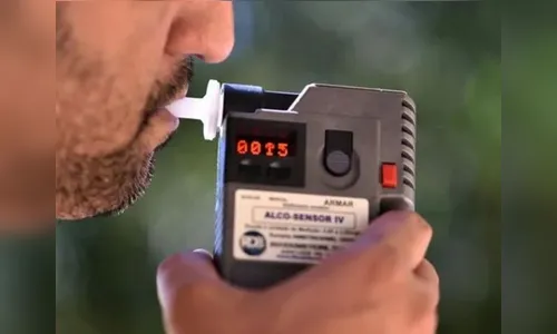 Motorista alcoolizado é preso ao ser flagrado dirigindo em zigue-zague