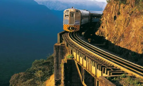 Trem está parado na Serra do Mar