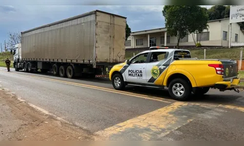 Caminhão enrosca em fios e arrasta duas pessoas em Mandaguari