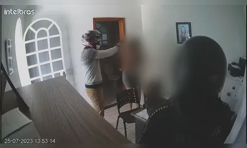 Ladrões armados invadem casa e fazem 