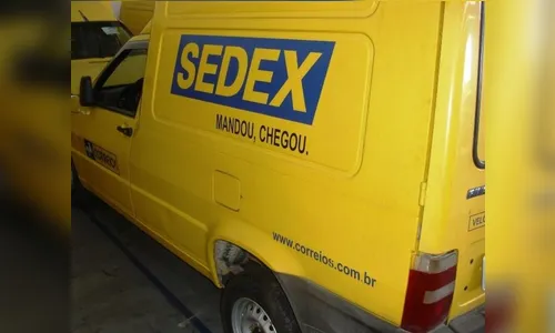Veículo furtado dos Correios é localizado sem cinco encomendas