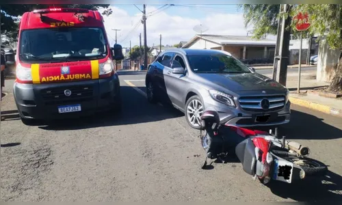 Mulher de 30 anos fica ferida em acidente entre moto e carro de luxo