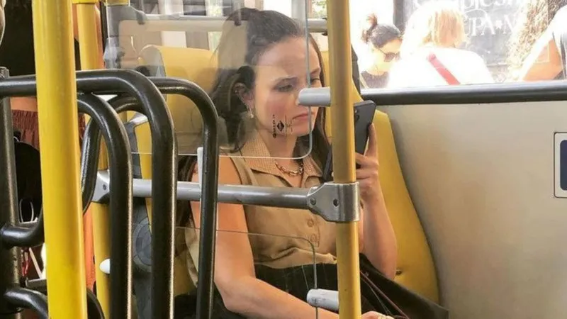 A artista surge com um semblante sério no clique