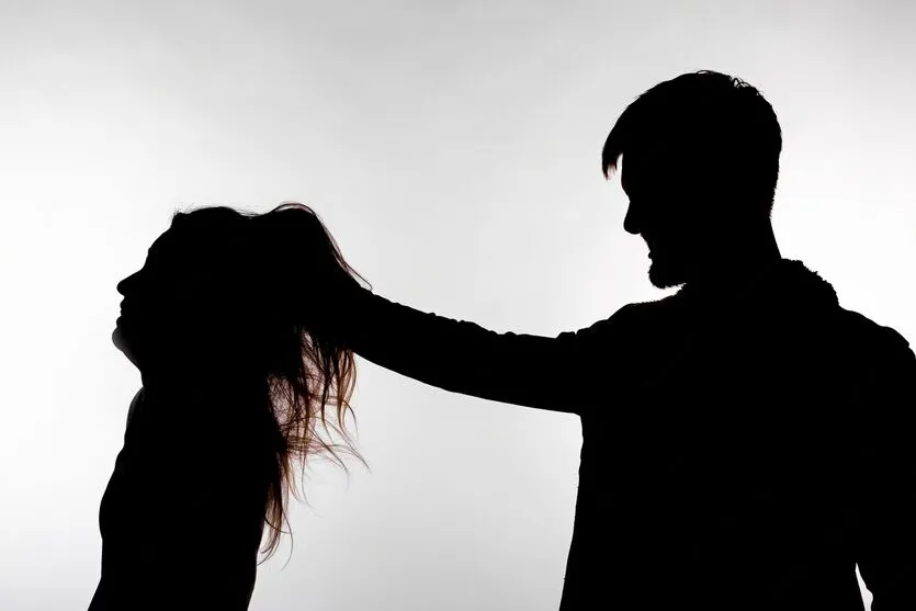 Atual companheiro, puxou cabelo da mulher após descobrir da notícia que o pai dos filhos dela aparecer na sua casa
