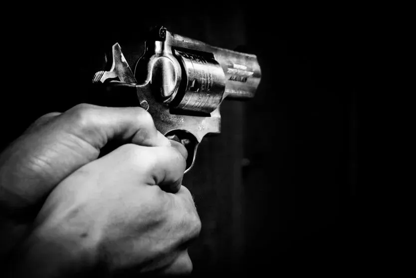 Com os ferimentos graves, a vítima morreu horas após o crime