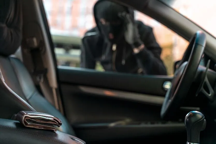 Criminoso levou R$ 1.500 além de outros itens de dentro do carro