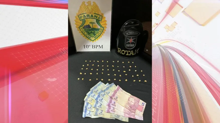 Droga e dinheiro apreendidos foram levados pelos policiais até a delegacia
