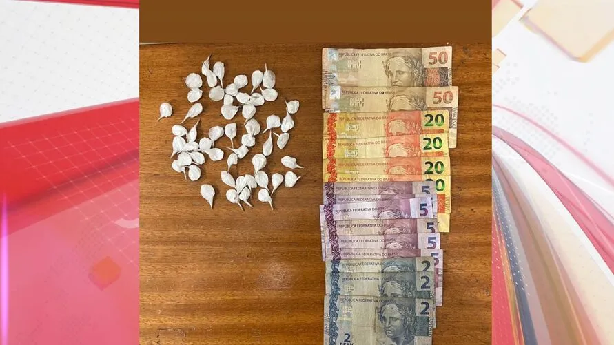 Foram apreendidas 52 porções de cocaína e dinheiro