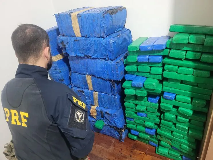 Foram encontrados divididos em vários tabletes, 331 kg de maconha