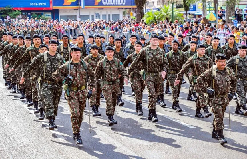 O Exército abre o desfile às 9h
