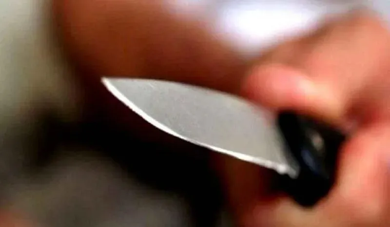 O suspeito desferiu vários golpes de faca contra a vítima.