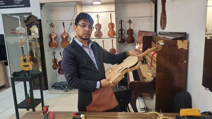 Robson Fogaça, de 34 anos, é autodidata na arte da luthieria