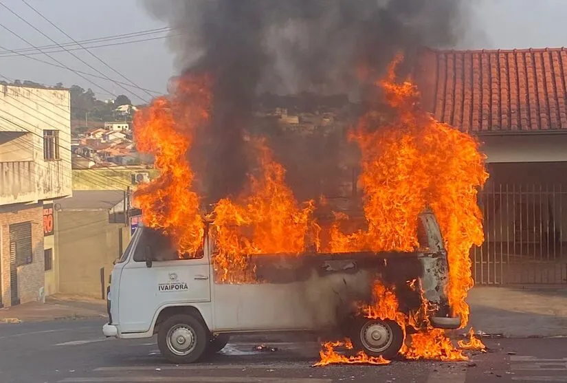 A fumaça começou na parte traseira da Kombi.