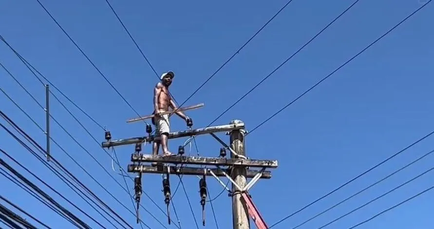 A ocorrência ainda estava em andamento na manhã deste sábado