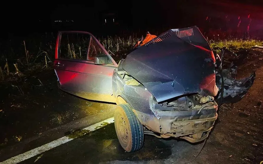 Acidente que ocorreu às 19h30 de sábado (12) envolveu dois carros