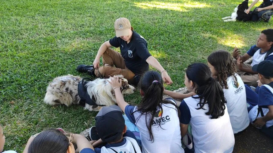 Alunos em visita ao batalhão